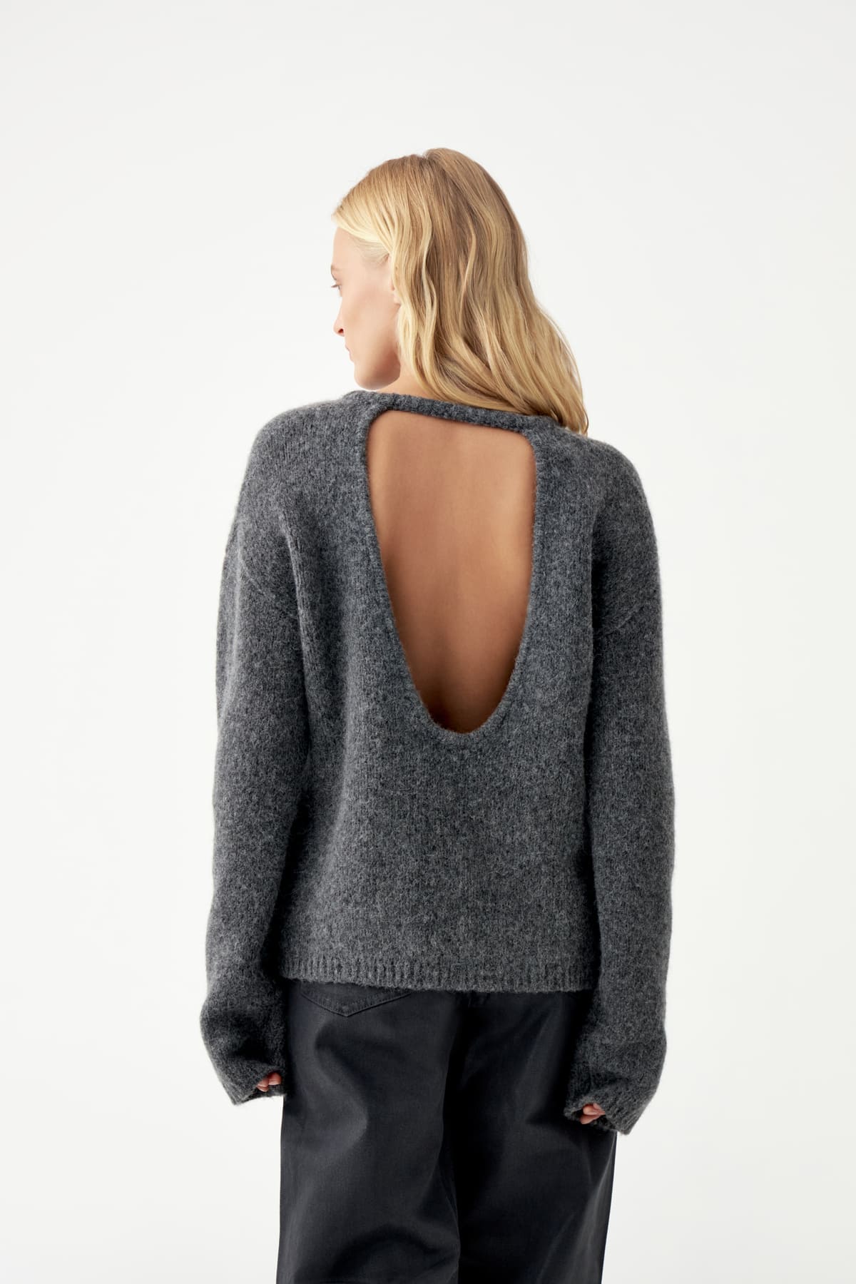 Джемпер с глубоким вырезом на спине