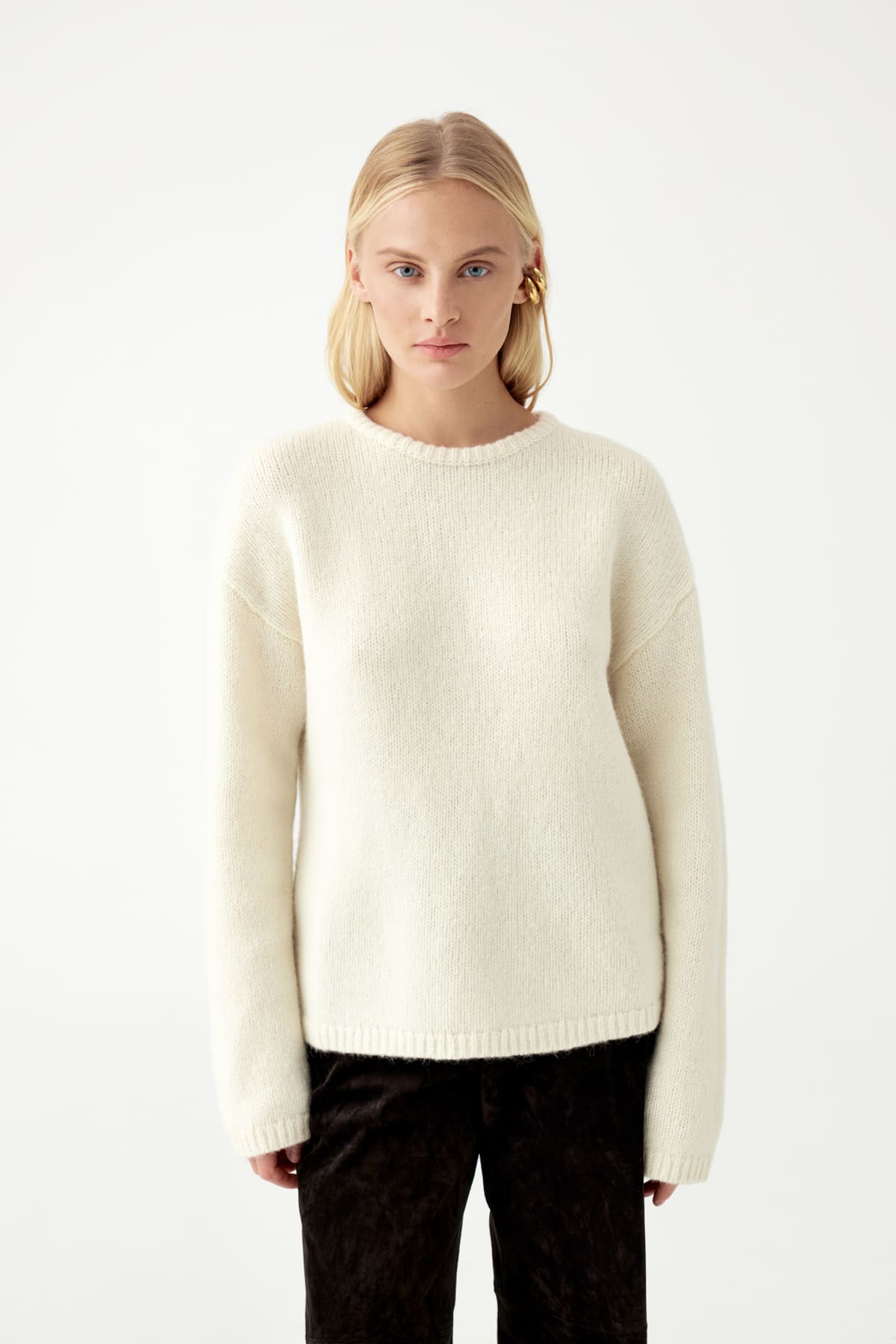 Джемпер с глубоким вырезом на спине